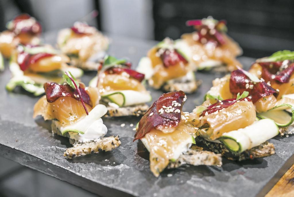Tapas gourmet servidas durante el evento